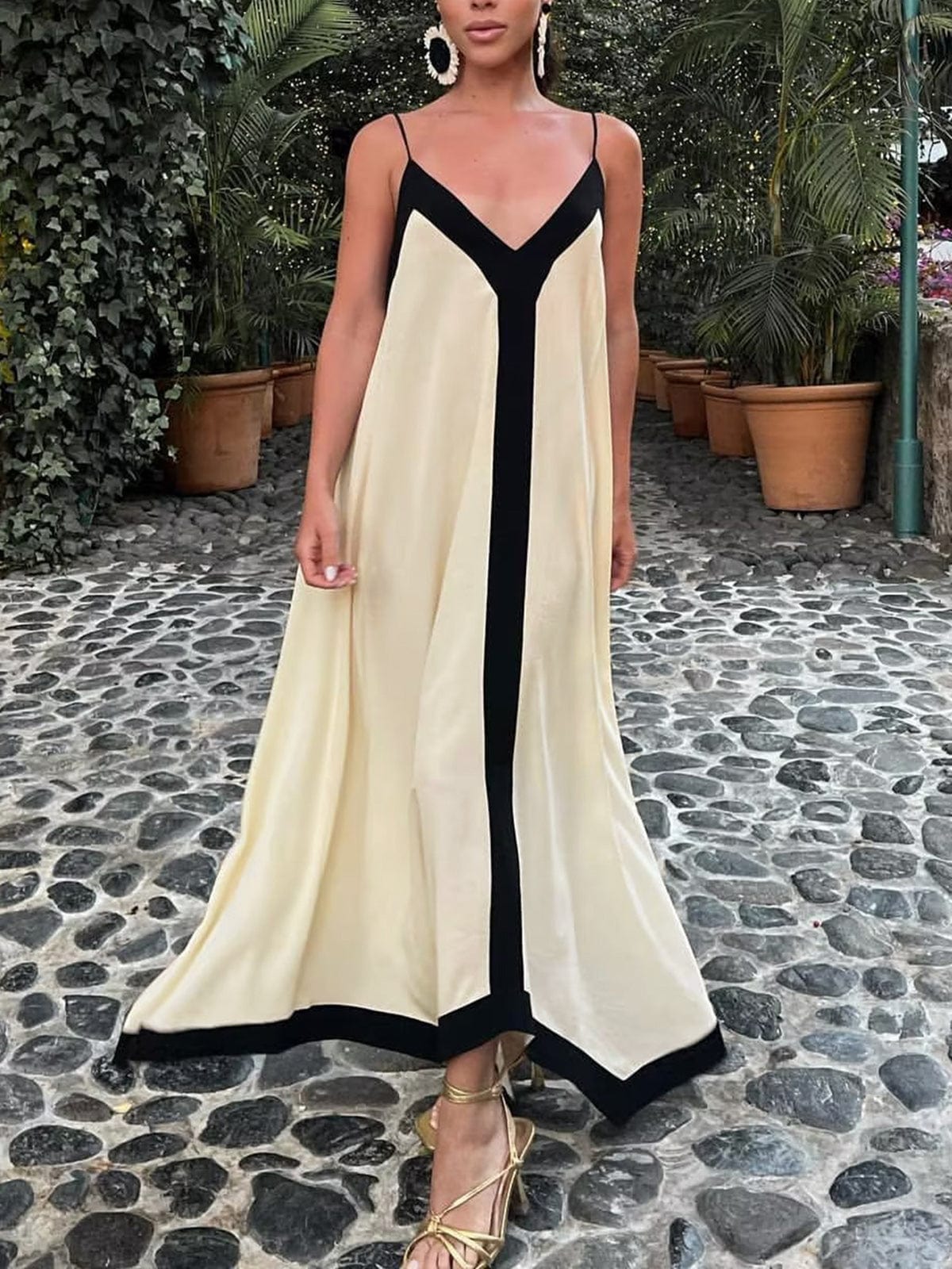 Adeltraud | Maxi Dress with V-Neck and Contrast Details